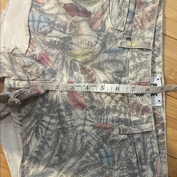 PAIGE x LIBERTY Shorts Womens Size 29 Ivory Feathers Silverlake
Cut-Off Denim - Picture 7 of 8